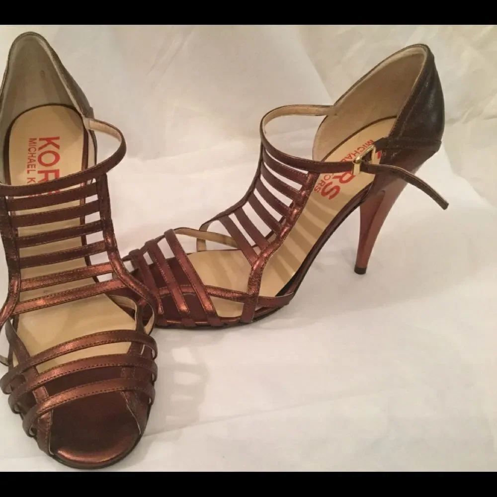 New Michael Kors bronze open toe straps sandals